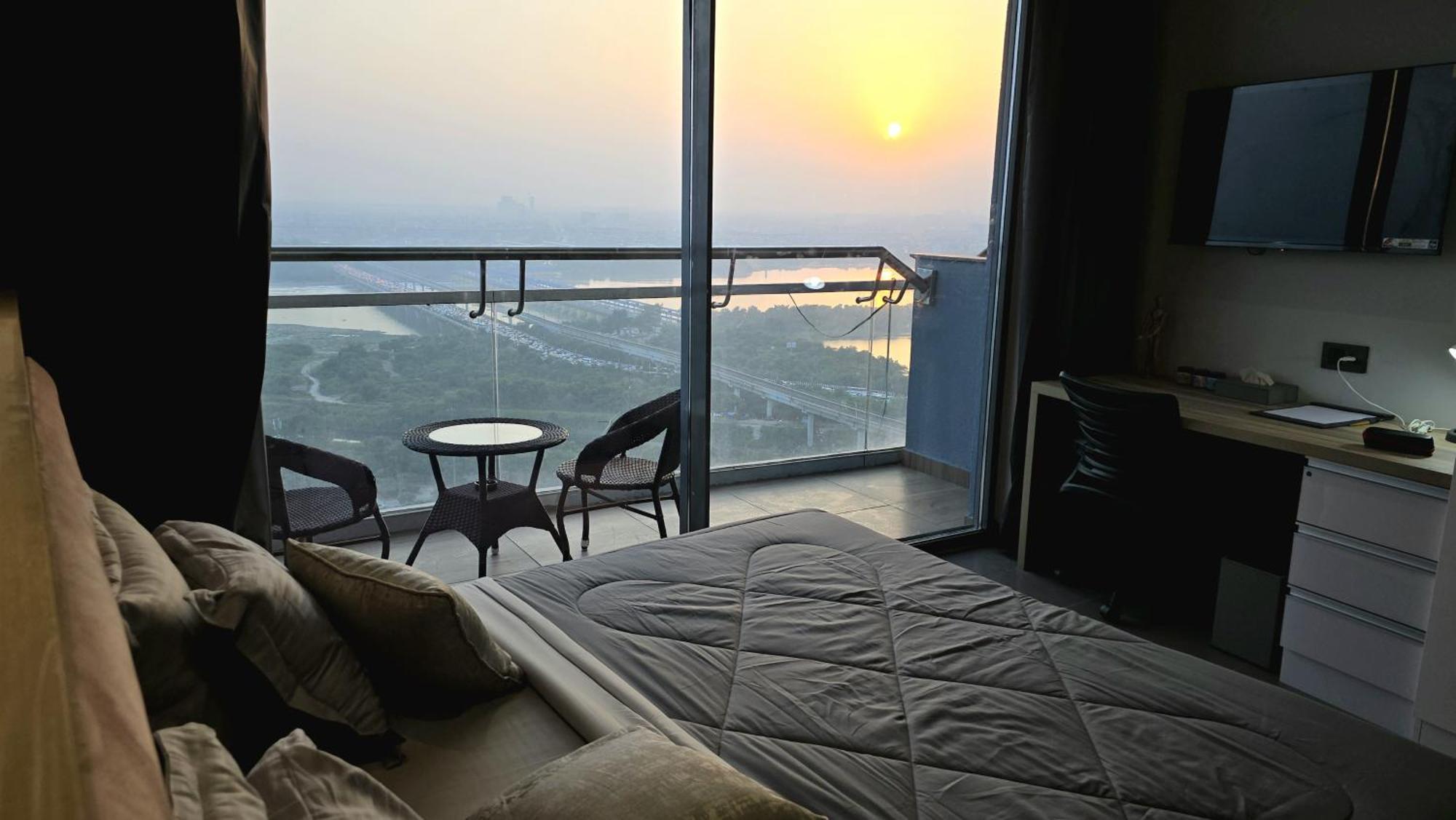 Hotel The Luxe Living à Noida Extérieur photo